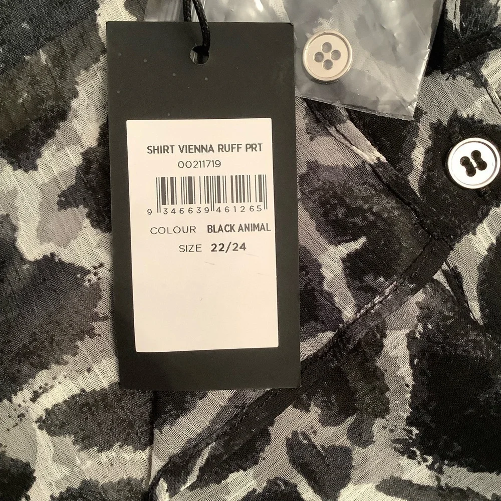 BEAUTIFUL NWT 22/24 BLACK AND GRAY ANIMAL PRINT BLOUSE WITH RUFFLE FRONT - Picture 7 of 7